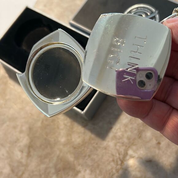 THINGS REMEMBERED Magnifying Glass Keychain - Picture 4 of 6